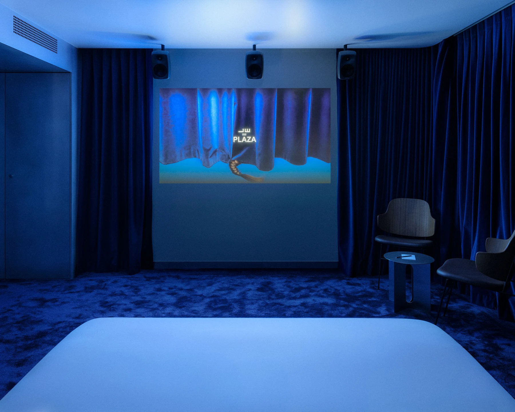 La chambre du Cinéma-Hôtel Le Plaza et son écran de projection